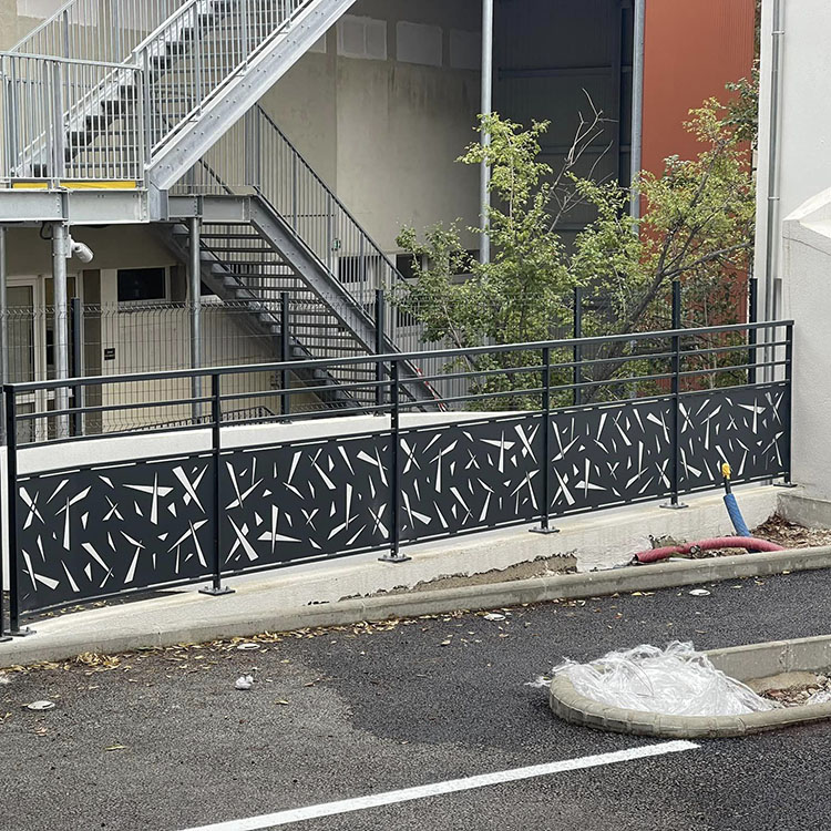 Entreprise de ferronnerie à Arles <br>Ferronnier à Arles<br/>Création de menuiseries métalliques à Arles